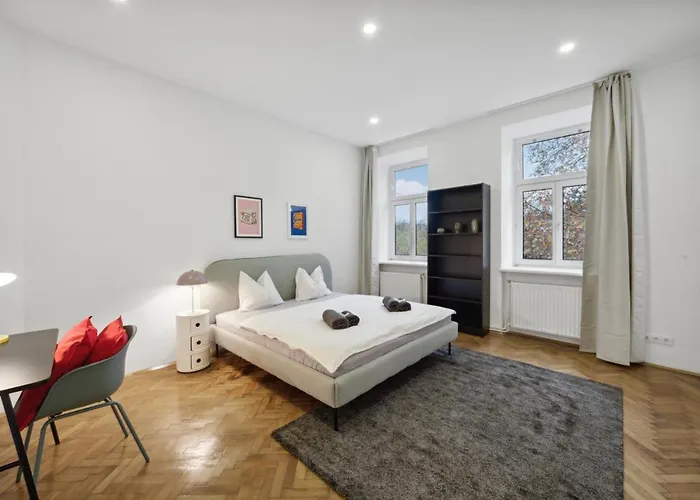 Big Spacious In Apartment *
